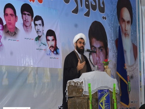 اسلحه بر زمین افتاده شهدا برداشته شود/ مهم ترین برنامه دشمن متلاشی کردن ساختار خانواده است