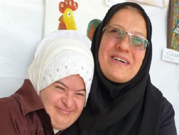 "تولید داخلی" در کارگاه کوچک دختر مبتلا به سندرم داون در کرج/ وقتی غول اختلال ژنتیکی با همت و عشق در هم می شکند+ تصاویر