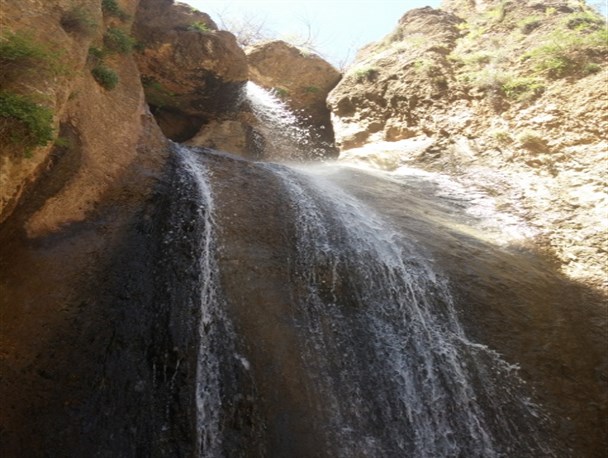 آبشار زیبای تنگ صندوقه واقع در روستای "شیخه" اسلام آبادغرب