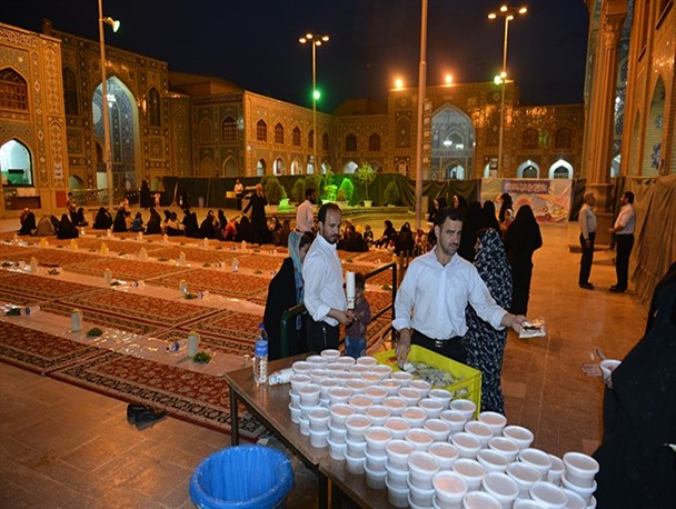 اطعام ۲۰۰۰ نفر در مسجد مقدس جمکران در ماه رمضان