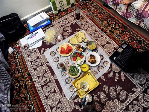 سفره‌های ساده افطاری دانشجویان در ماه مبارک رمضان
