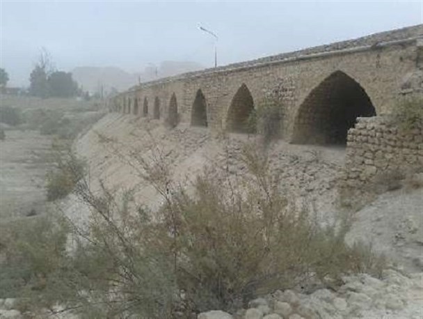اثر تاریخی بندامیر زرقان در حال مرمت است