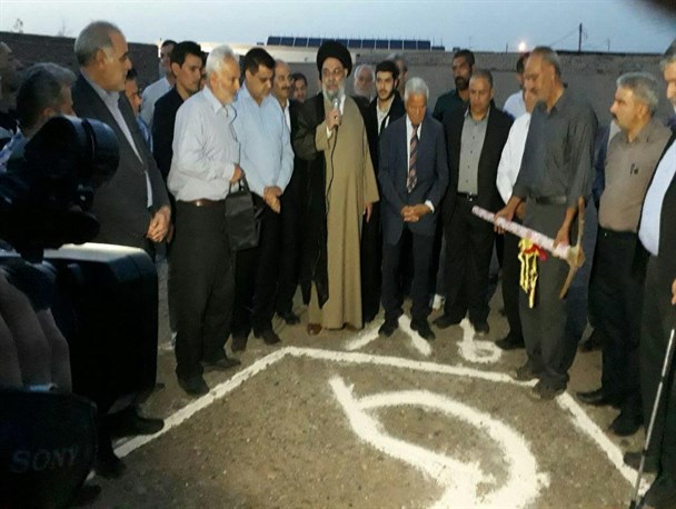 کلنگ مرکز خیریه سالمندان زنده یاد «رونقی» در زواره به زمین خورد