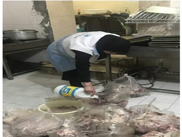 کشف و معدوم سازی گوشت فاسد در یکی از مراکز تهیه و توزیع مواد غذایی