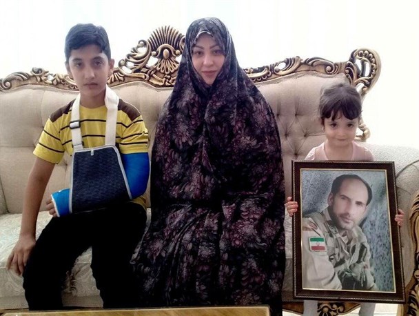 خانواده‌های شهدای ناجا تا آخر حامی نظام هستند/ آمریکا با تحریم‌هایش هیچ غلطی نمی‌تواند بکند