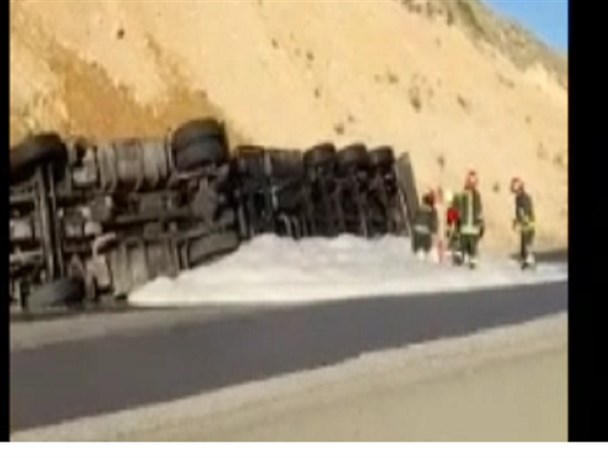 واژگونی تانکر حامل سوخت در جاده شیراز به مرودشت حادثه آفرید/ با حضور آتش‌نشانان حریق رخ نداد+فیلم