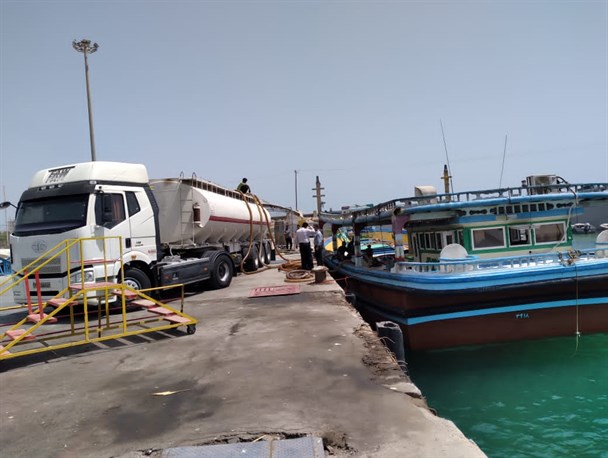 توقیف یک فروند شناور حامل بیش از ۱۰۶ هزار لیتر سوخت قاچاق در خلیج فارس