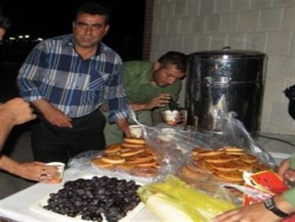 برپایی ایستگاه افطاری در باغ فجر تبریز+عکس