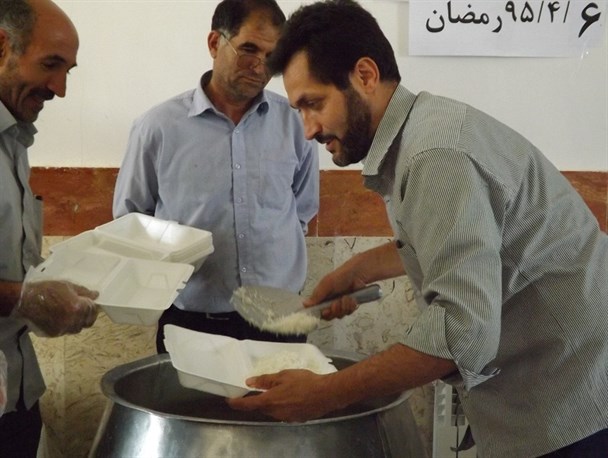 پخت و توزیع ۶۵۰ وعده افطاری در بخش ترکمانچای میانه برای نیازمندان+تصاویر