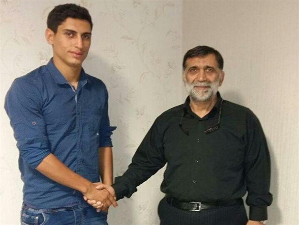 بازیکن فصل گذشته مقاومت از ماشین پیاده و سوار تراکتور شد + عکس