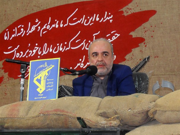 کسی که جلوی آرمانهای انقلاب بایستد نفوذی و یا تحت تاثیر نفوذی ها است