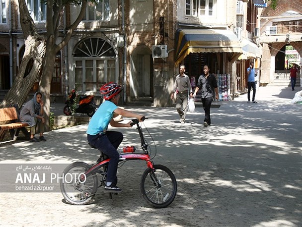 جریان زندگی با بازی و خنده کودکانه در زیباترین بازار تاریخی ایران/ نیاز به نصب نیمکت در حیاط سراهای مختلف بازار تبریز