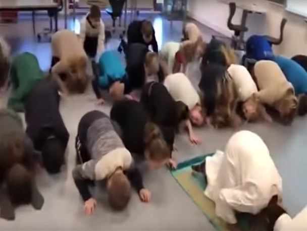 طنین "الله اکبر" در مدرسه دانمارک! + فیلم