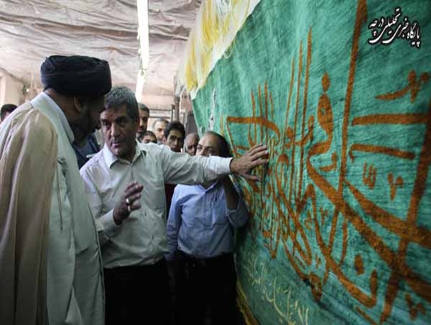 فرش سر در ایوان طلای نجف اشرف به همت سر انگشتان زنان هنرمند درچه ای بافته شد