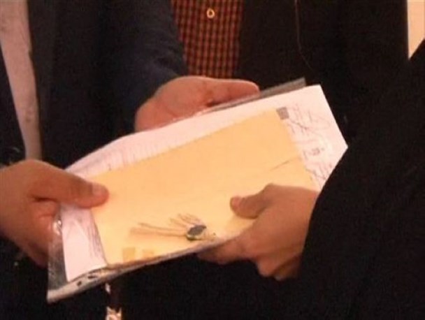 دستگیری مهربانانه معلمان استان فارس از همکار فداکارشان/ اهدای یک باب منزل مسکونی به خانواده معلم فداکار خاشی + تصاویر