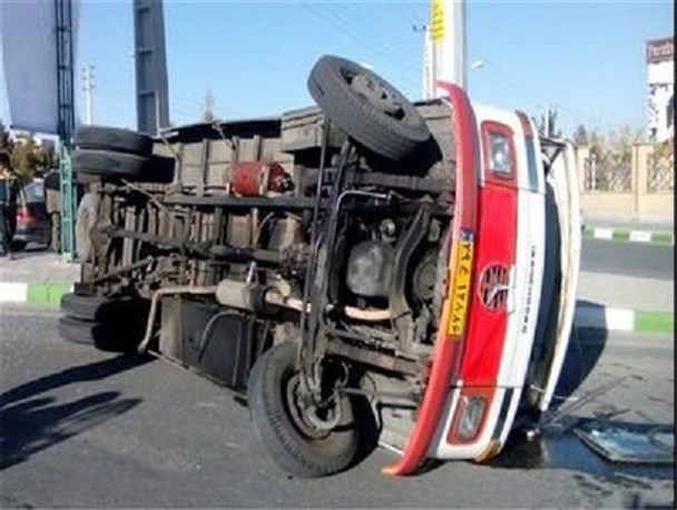 21 حادثه دیده در واژگونی مینی بوس در محور اشترمل ـ احمدآباد