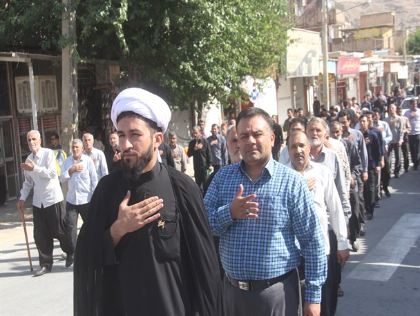 اهتزاز بیرق مشکی عزای شیعیان در حرم مطهر احمدبن اسحاق(ع)/ وقتی عرض ارادت مردم به ائمه اطهار درقاب تصویر ثبت می شود
