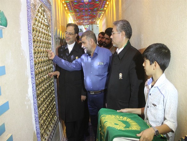 بازدید خادمان آستان قدس رضوی از گنجینه ایثار و شهادت شهرستان اردکان + تصاویر