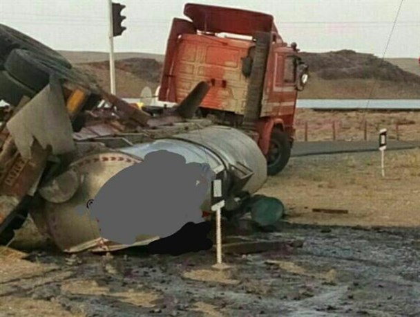 واژگونی تریلی حامل اسید در جاده هزار آباد آشتیان