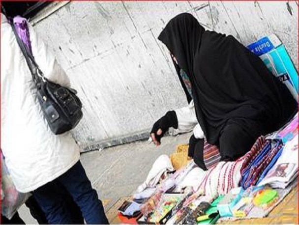 پسرم از فرط بدهی به زندان افتاد و برای گذران زندگی به دستفروشی روی آوردم