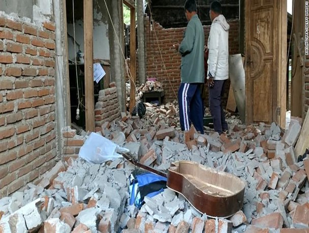 گرفتار شدن ۷۰۰  نفر در دام آتشفشان یک جزیره توریستی در اندونزی