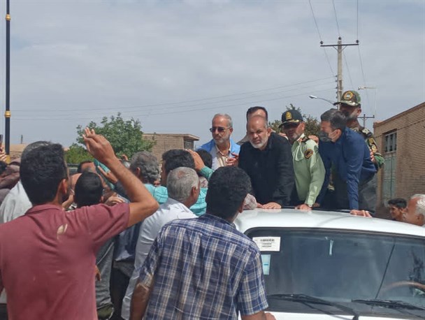 امکاناتی شامل کف کش و لجن کش وارد رفسنجان شده اند