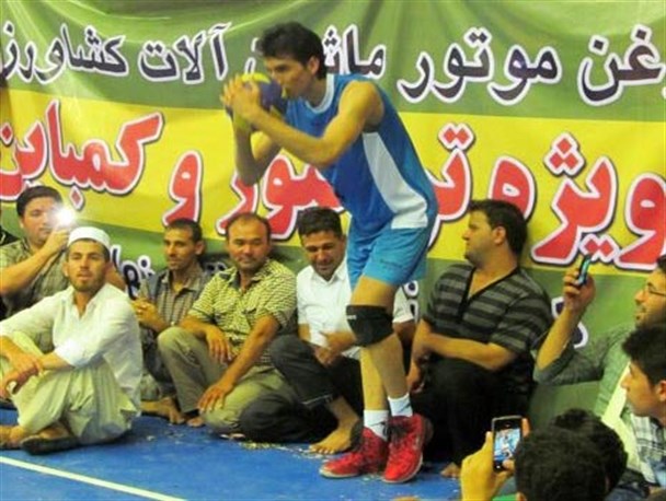 جالب ترین صحنه از سرویس زدن فرهاد قائمی در آق قلا