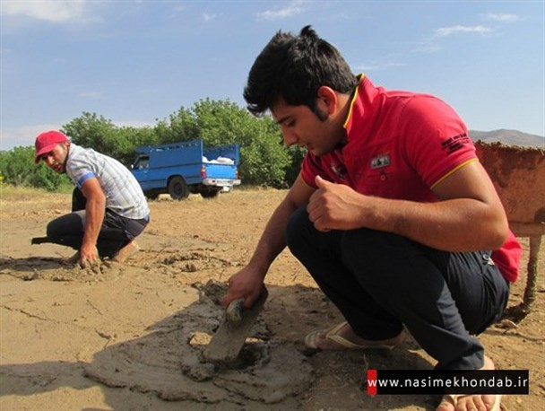 آماده سازی زمین برای برداشت انگور در خنداب
