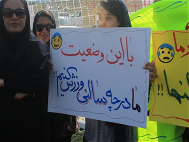 افتتاح چمن فوتبال و اعتراض بانوان گچسارانی+تصاویر