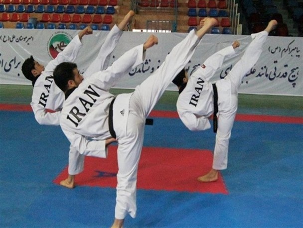 گردن آویز های رنگارنگ، نتیجه تلاش پومسه کاران همدانی در تهران