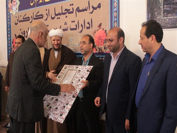 کارمندان نمونه ادارات شهرستان کارون تجلیل شدند +تصاویر