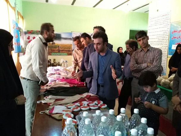 برپایی نمایشگاه آثار فرهنگی هنری و محصولات اقتصاد مقاومتی در بندر ریگ+ تصاویر