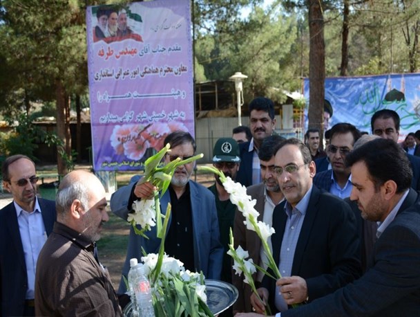 مزار شهدای گمنام خمینی شهر غبارروبی و عطرافشانی شد/تصاویر