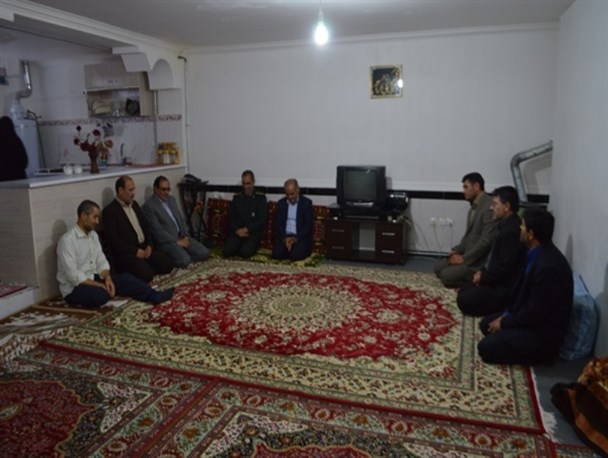 مسئولان میاندوآب با خانواده های شهدا و ایثارگران فرهنگی و دانش آموز دیدار کردند+ تصاویر