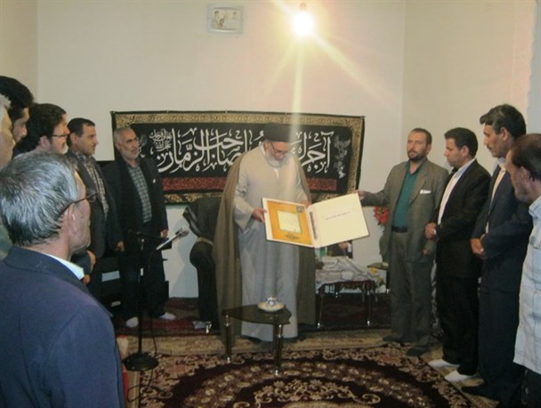 شناسنامه مکانیزه شهید مجید مرشدی به مادرش تقدیم شد+تصاویر
