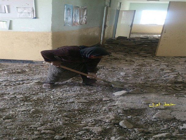 پیرزن سیستانی در حال ساخت و ساز مدرسه!/تصاویر