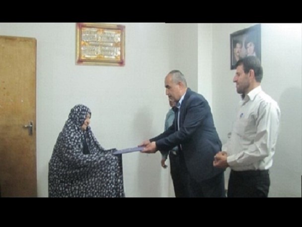 دیدار مدیر آموزش و پرورش سپیدان با خانواده شهدای دانش آموز شهرستان