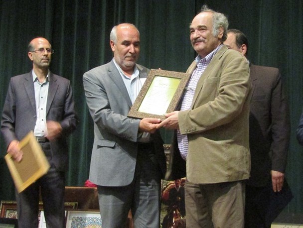 مراسم تجلیل از محمدرضا عبدالملکیان شاعر برجسته کشور در زادگاهش شهرستان نهاوند برگزار شد