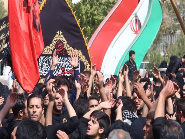 تجلی شور و شعور حسینی در استان سمنان/ اقامه باشکوه نماز ظهر عاشورا در سراسر استان