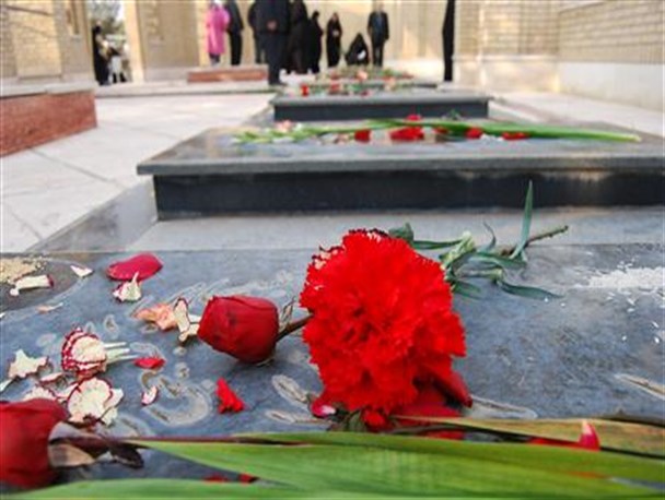 گلباران و عطر افشانی قبور مطهر شهدا توسط دانش آموزان ابهری