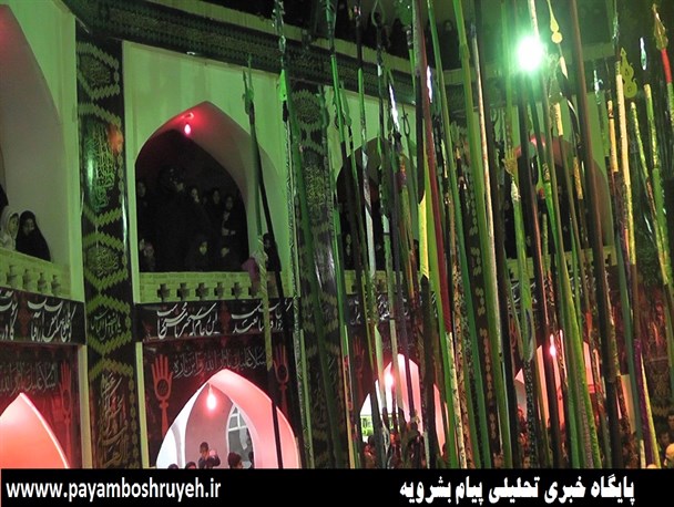 همراه با نوای سنج ،علم ها به یاد 72 شهید دشت کربلا گرد حسینیه می گردند+تصویر و کلیپ