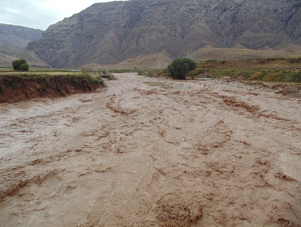 جاری شدن سیل در شهرستان سیروان + تصاویر