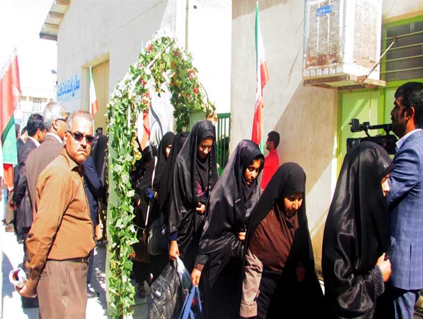 کاروان راهیان نور شهرستان هیرمند روانه مناطق عملیاتی شد