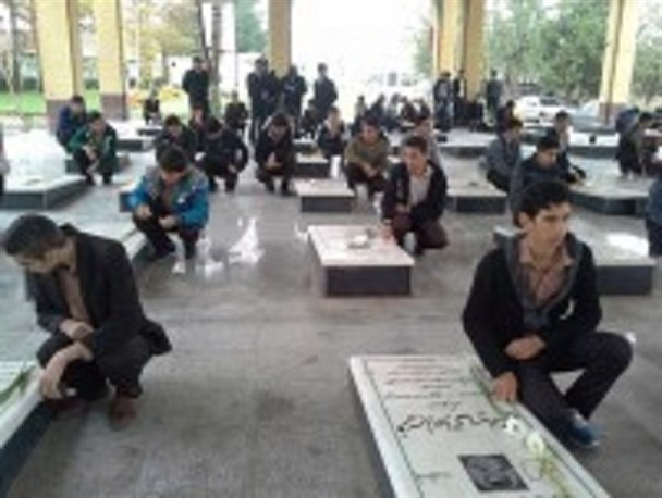 دانش آموزان آبیکی با شهدا تجدید میثاق کردند