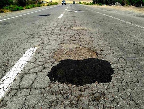 چاله های خطرناک در جاده های سپیدان بلای جان مردم
