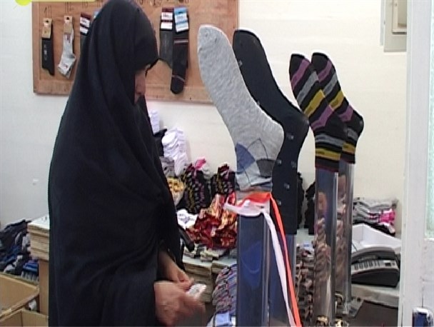 بانوی استهبانی روزانه 300 جفت جوراب در منزل خود تولید می کند