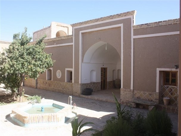 مرمت خانه تاریخی روستای گسک توسط مالک آن