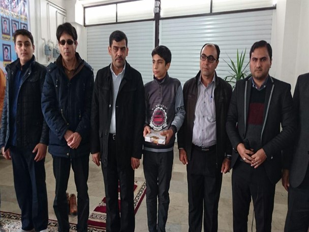 تجلیل مدیر آموزش و پرورش از دانش آموز نمازگزار هشترودی +عکس