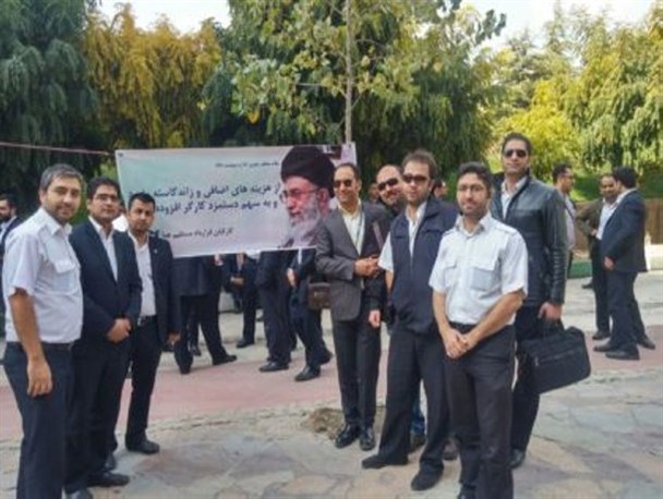 تجمع اعتراضی کارکنان قراردادی هواپیمایی جمهوری اسلامی ایران هما در مقابل وزارت راه و شهرسازی+تصاویر