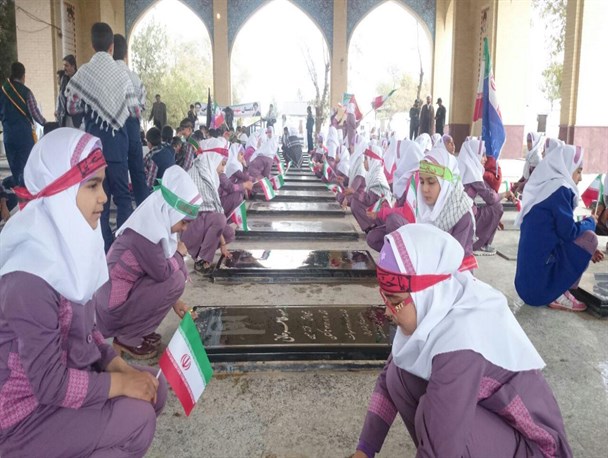 تجدید عهد و میثاق دانش آموزان با شهدای تاکستان+تصاویر
